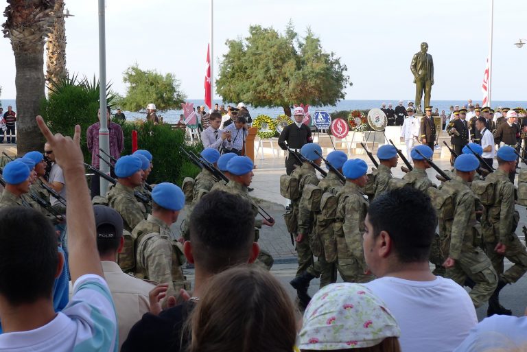 Handzeichen_Graue_Wölfe